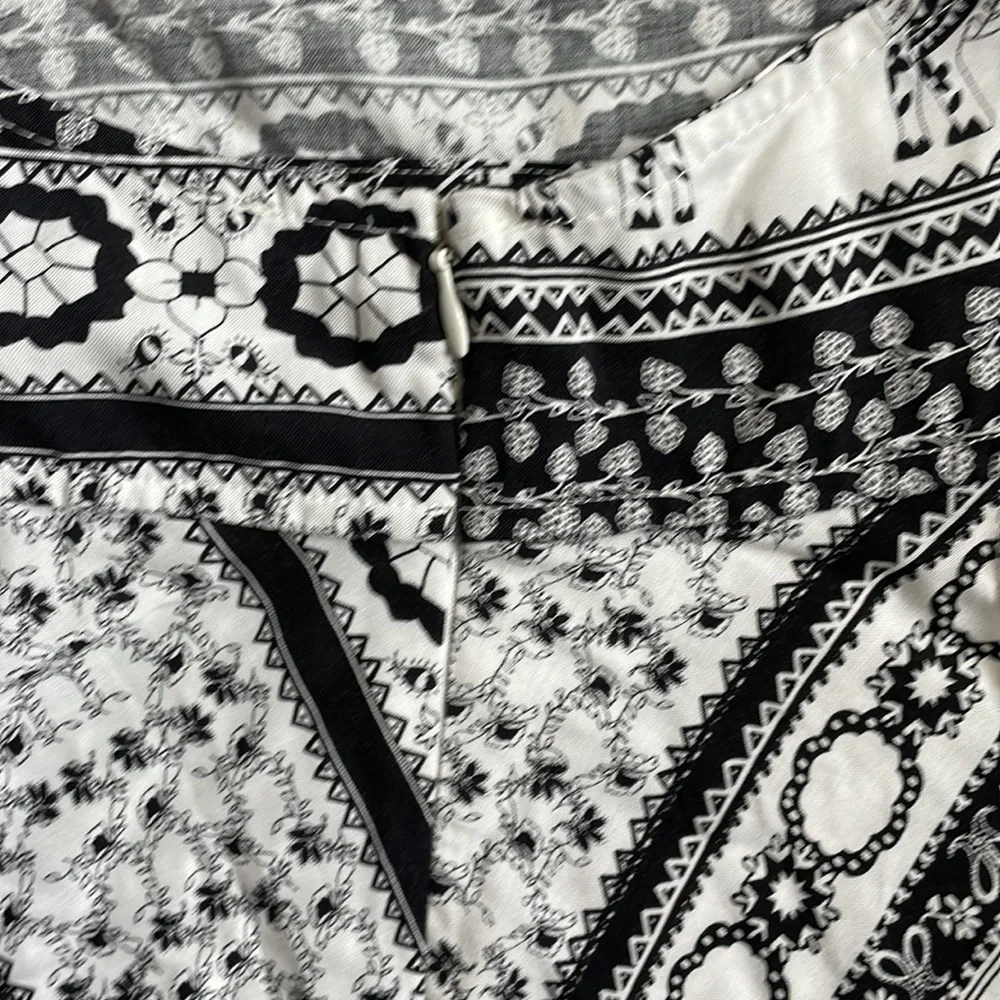 ✨NWOT Black & White Romper✨ - Picture 6 of 7